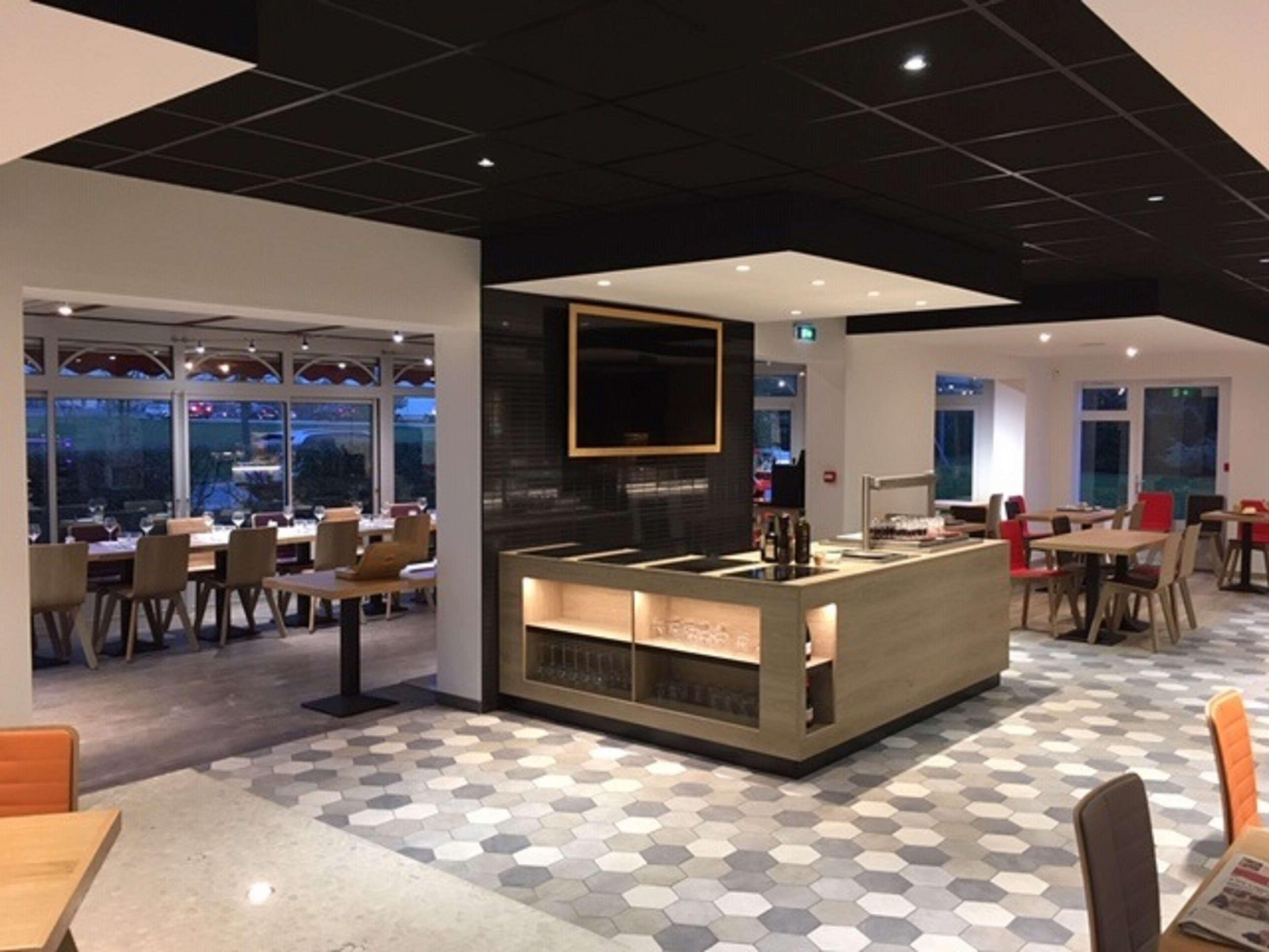 Campanile Chartres Hotel Bagian luar foto
