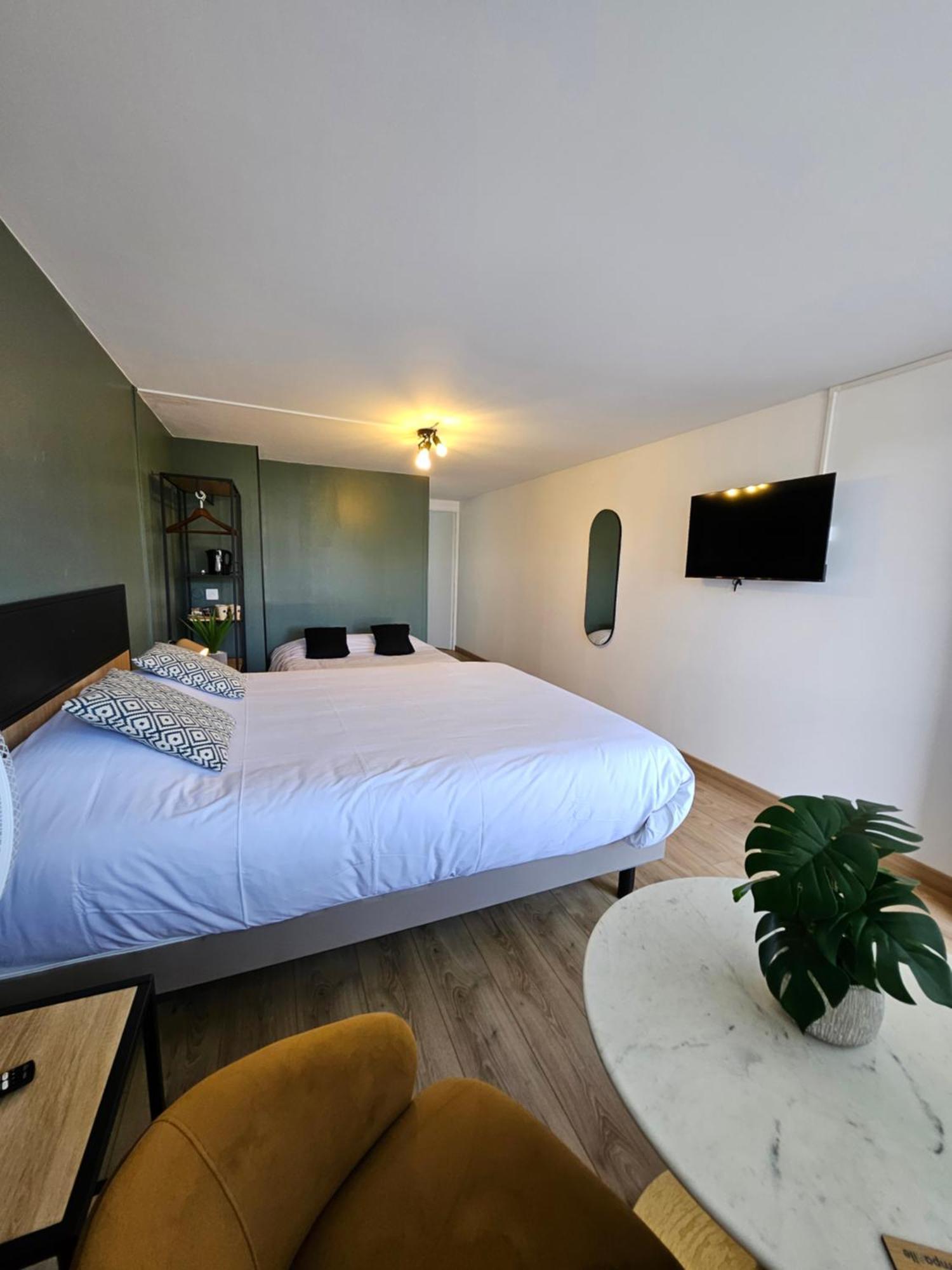Campanile Chartres Hotel Bagian luar foto