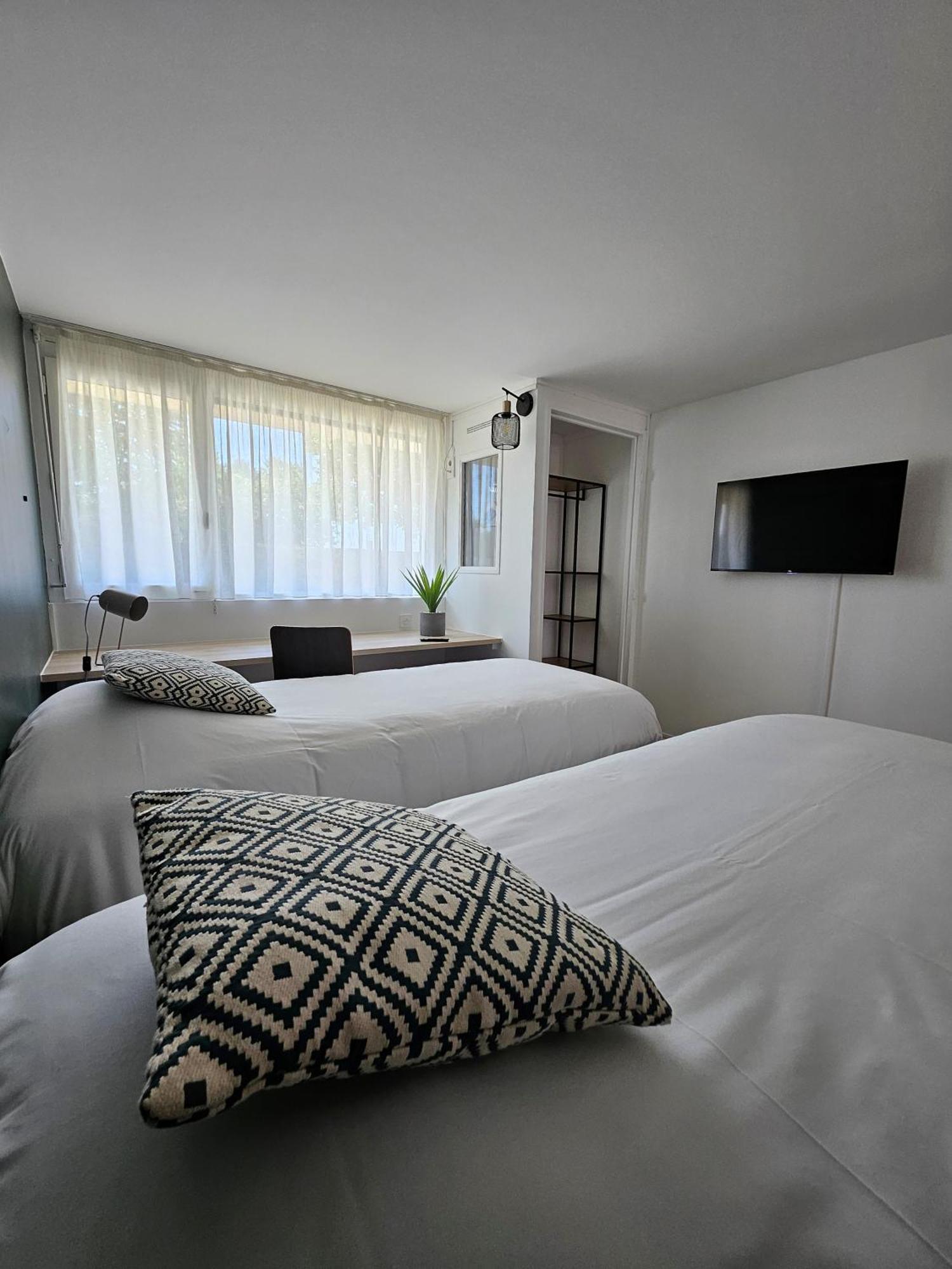 Campanile Chartres Hotel Bagian luar foto